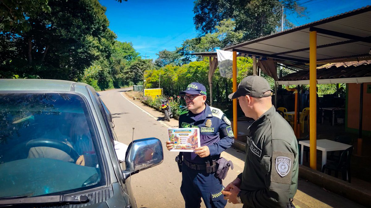 PoliciaStander's tweet photo. El Grupo de @ProteccionPonal y @CarabinerosCol realizaron patrullajes y jornadas de sensibilización en #ElSocorro para prevenir el aprovechamiento ilícito de los recursos naturales y proteger la flora y fauna silvestre.
#DiosYPatria #ProtecciónAmbiental https://t.co/I8jhDehhBt