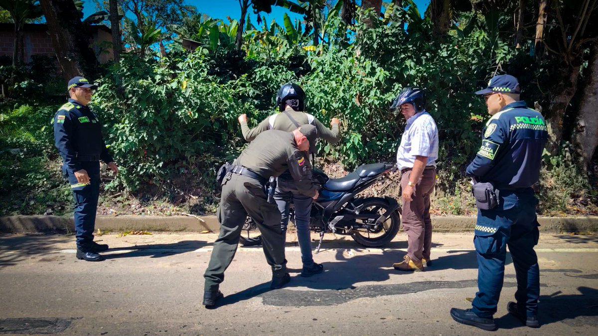 PoliciaStander's tweet photo. El Grupo de @ProteccionPonal y @CarabinerosCol realizaron patrullajes y jornadas de sensibilización en #ElSocorro para prevenir el aprovechamiento ilícito de los recursos naturales y proteger la flora y fauna silvestre.
#DiosYPatria #ProtecciónAmbiental https://t.co/I8jhDehhBt