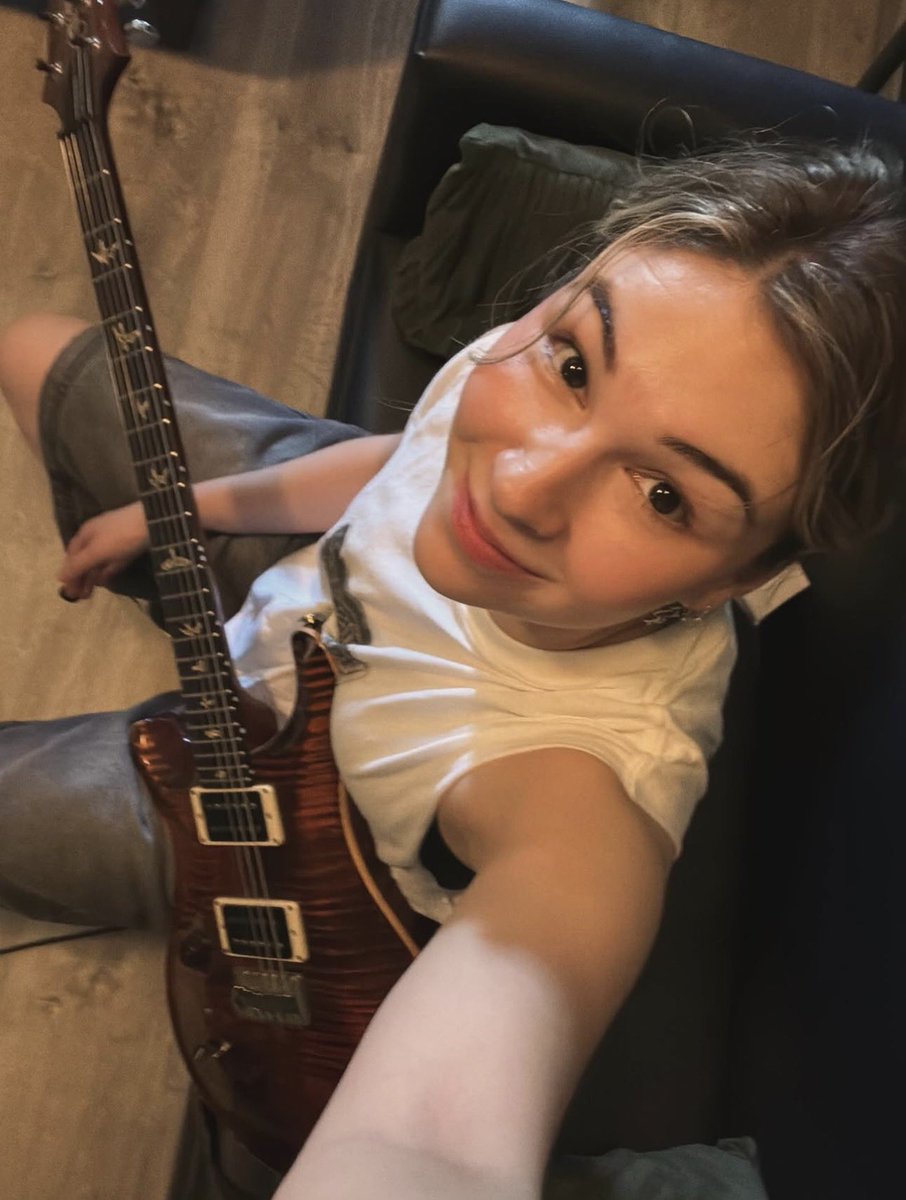 petalsfordany's tweet photo. And I’m meant to live knowing her big brown doe eyes are just out there in the world??? https://t.co/snKj12GFQf