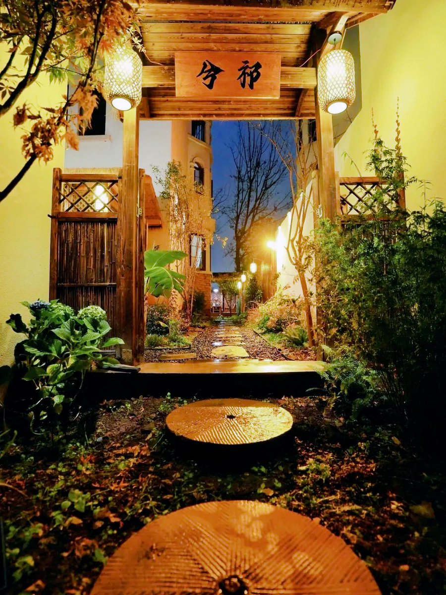gn0255260997909's tweet photo. Spent the whole morning wandering around the old alleyways of the city, stumbled upon a hidden tea shop with osmanthus scent all over. What a lovely surprise today! https://t.co/xfnfq92fEG