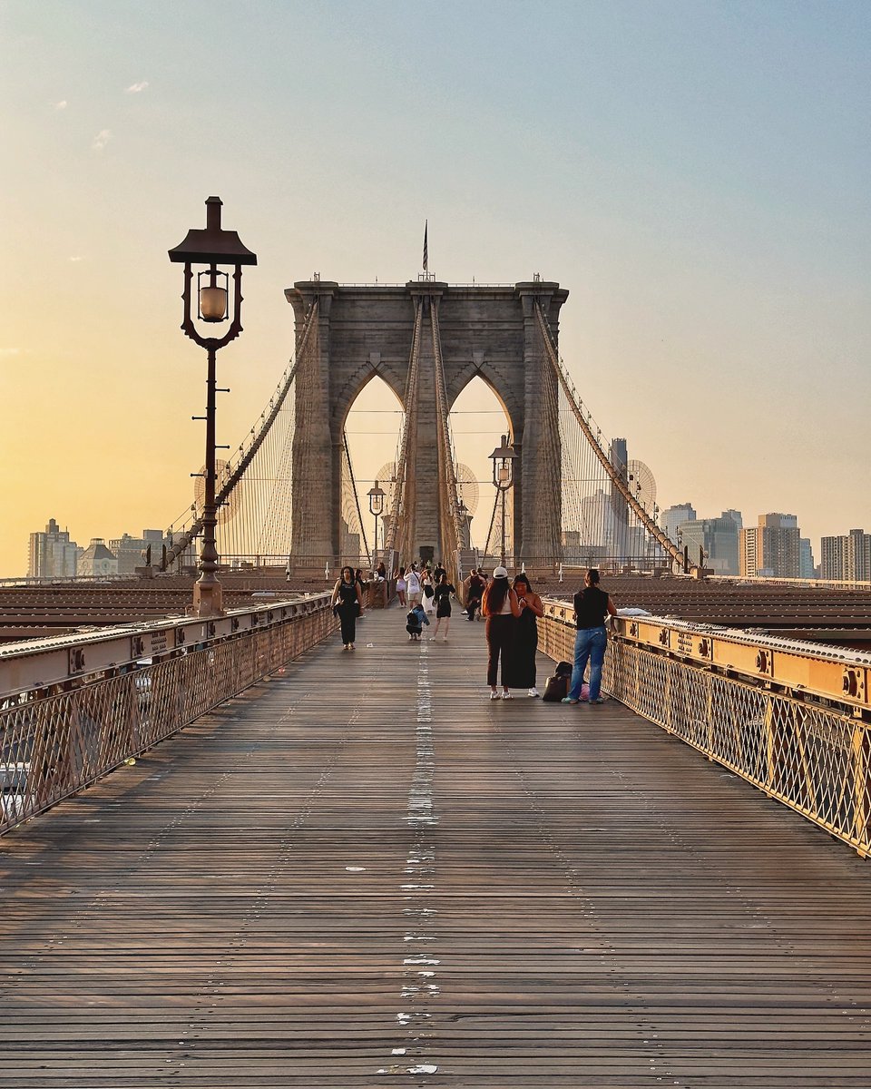 Wendy08034's tweet photo. "The setting sun bathed the Brooklyn Bridge in gold, and I left a piece of my heart here.
Next stop: Who will I walk across this bridge with? ❤️" https://t.co/M2o0s7LHr4