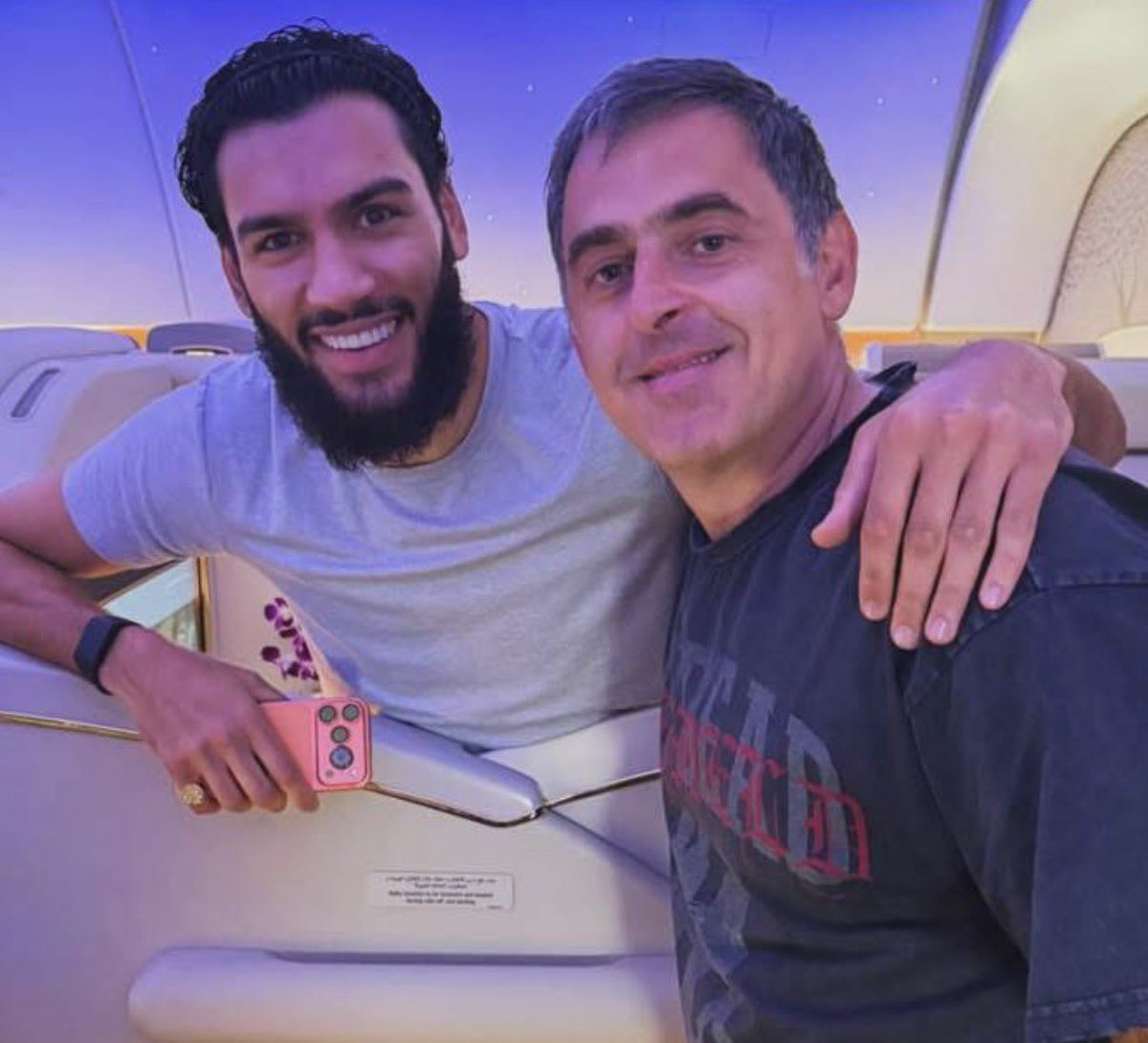 ronnieo147's tweet photo. Nice to meet World Champion Hamzah Sheeraz on the way to Saudi today 🥊 https://t.co/cqIRpTCX3J