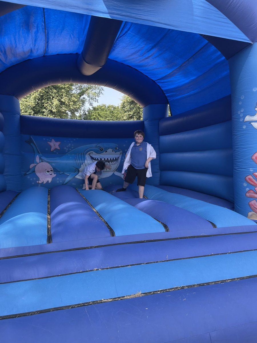 AbbeyPrimary's tweet photo. Lots of fun on the inflatables this afternoon #Y6 https://t.co/RqaxELbvLD