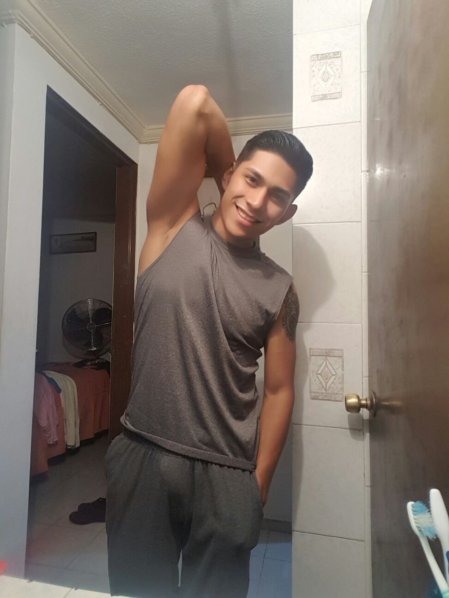 Juliespi20X's tweet photo. Hetero Mexicano Engañado 🇲🇽 
Foto 1. Se nota que la tiene gorda 🤭 fíjate su bulto ☺️ https://t.co/k3FB8hON21