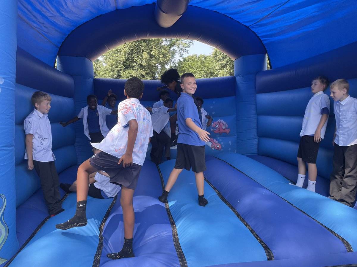 AbbeyPrimary's tweet photo. Lots of fun on the inflatables this afternoon #Y6 https://t.co/2bNwrgDmYw