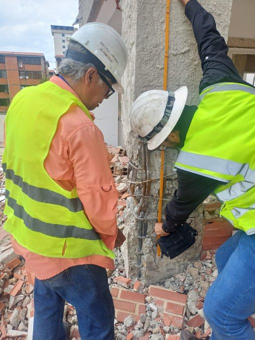 enlaucab's tweet photo. 📌@Ingenieriaucab_ en acción.

Tras el sismo del #24jun, la Escuela de Ingeniería Civil de la #UCAB ha trabajado junto a la Comisión Presidencial para apoyar en la evaluación de daños.

Se realizaron dos talleres para capacitar a ingenieros en la inspección de edificaciones. En total, se han formado 320 personas entre ingenieros, arquitectos y estudiantes.

También se ha evaluado el estado de las viviendas. En estas jornadas han participado:

👷‍♀️Aprox. 35 estudiantes de Ingeniería Civil
👷2 alumnos de Arquitectura
👨‍🏫La coordinación de 15 profesores