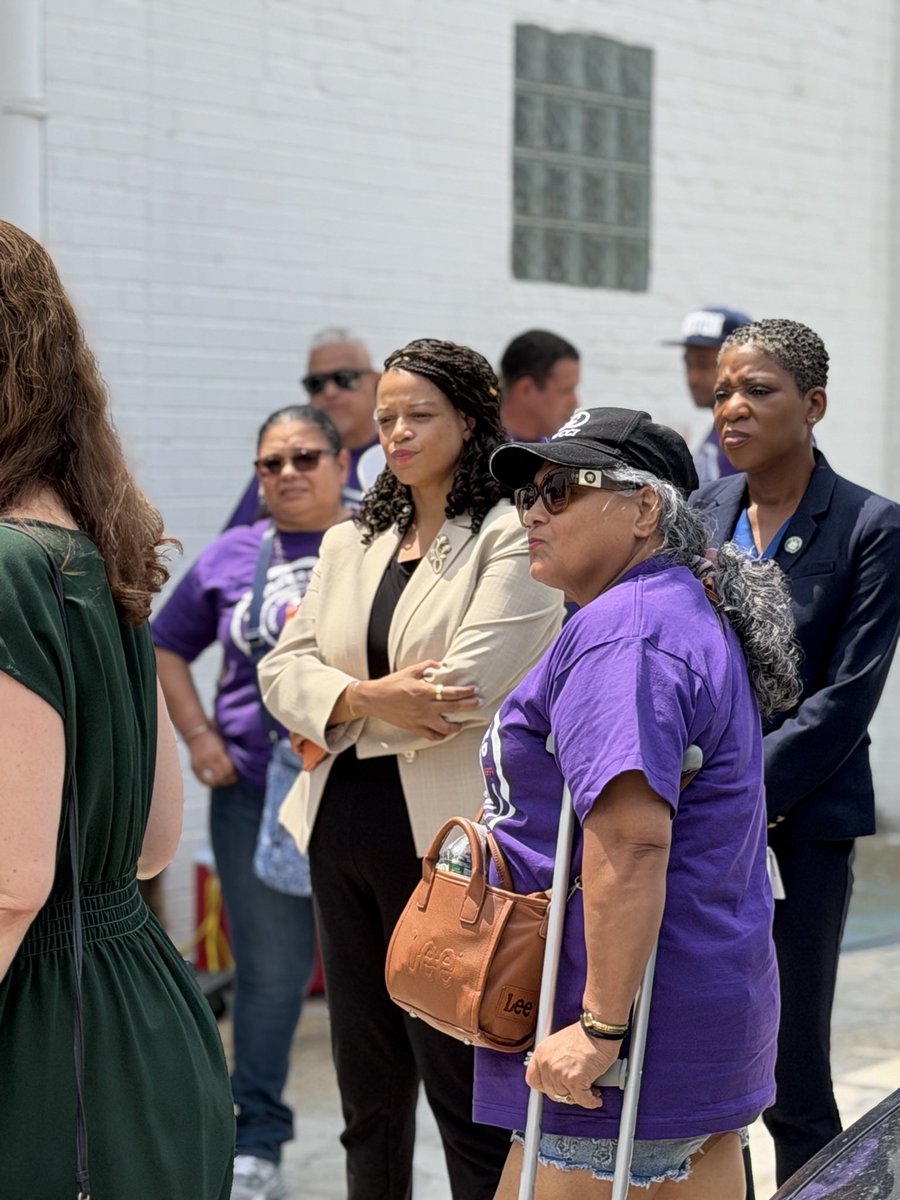SolagesNY's tweet photo. $400,000. That’s what FDR Services owed 119 laundry workers, and tried to get away with not paying.

The NY DOL made them pay up. Senator Bynoe and I stood with @unionldfs and @seiu today to celebrate the win.

This is just the start. We want a contract and benefits. https://t.co/e0SnRh7VKY