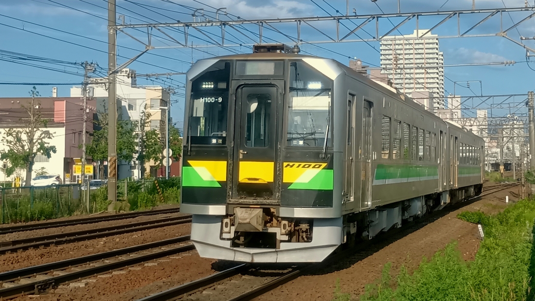 S_W_ARROW's tweet photo. 令和8年6月14日苗穂(早朝)
はまなす宗谷出庫待機。
日の早い時期なので苗穂ストレート北側で撮影。
爽やかな青空が気持ちいい。
個人的にラストショットとなった721系F-5102/5202編成。スマホカメラのタイミングがなかなか掴めない😅
今日の主目的、はまなす＆ラベンダーの縦並び。理想は曇り空(笑 https://t.co/4TRddiQLMz