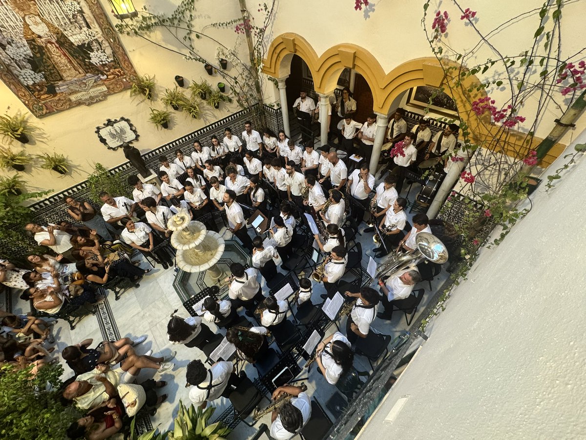 bmESPERANZA's tweet photo. 🎶 𝙇𝙖𝙨 𝙣𝙤𝙘𝙝𝙚𝙨 𝙙𝙚 𝙫𝙚𝙧𝙖𝙣𝙤 𝙩𝙖𝙢𝙗𝙞𝙚́𝙣 𝙨𝙪𝙚𝙣𝙖𝙣 𝙖 𝙀𝙨𝙥𝙚𝙧𝙖𝙣𝙯𝙖 

💚 El patio de nuestra Archicofradía ha vuelto a llenarse de música un año más.

¡Gracias a todos los asistentes por acompañarnos en nuestro Concierto de Verano 2026! 👏🏽

#BMEsperanza ⚓️ https://t.co/AckYblGhMm