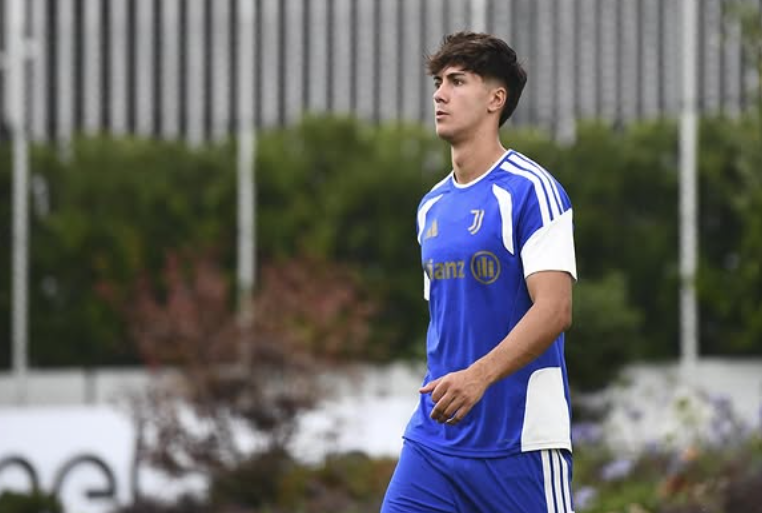 Nacional10x's tweet photo. Murcianos por el mundo

El defensor molinense Javier Gil se haya inmerso en la pretemporada de la @juventusfc 

El joven zaguero ha sido incluido en la lista para medirse en primer amistoso de mañana frente @FCBasel1893 

⚪️🔳 https://t.co/aMr8HRkD0X