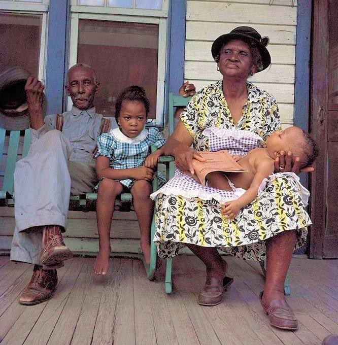 AfricanArchives's tweet photo. Visiting Papaw and Big Mama in Mobile, Alabama in 1956. 📸:Gordon Parks. https://t.co/hcoKxsuGHE