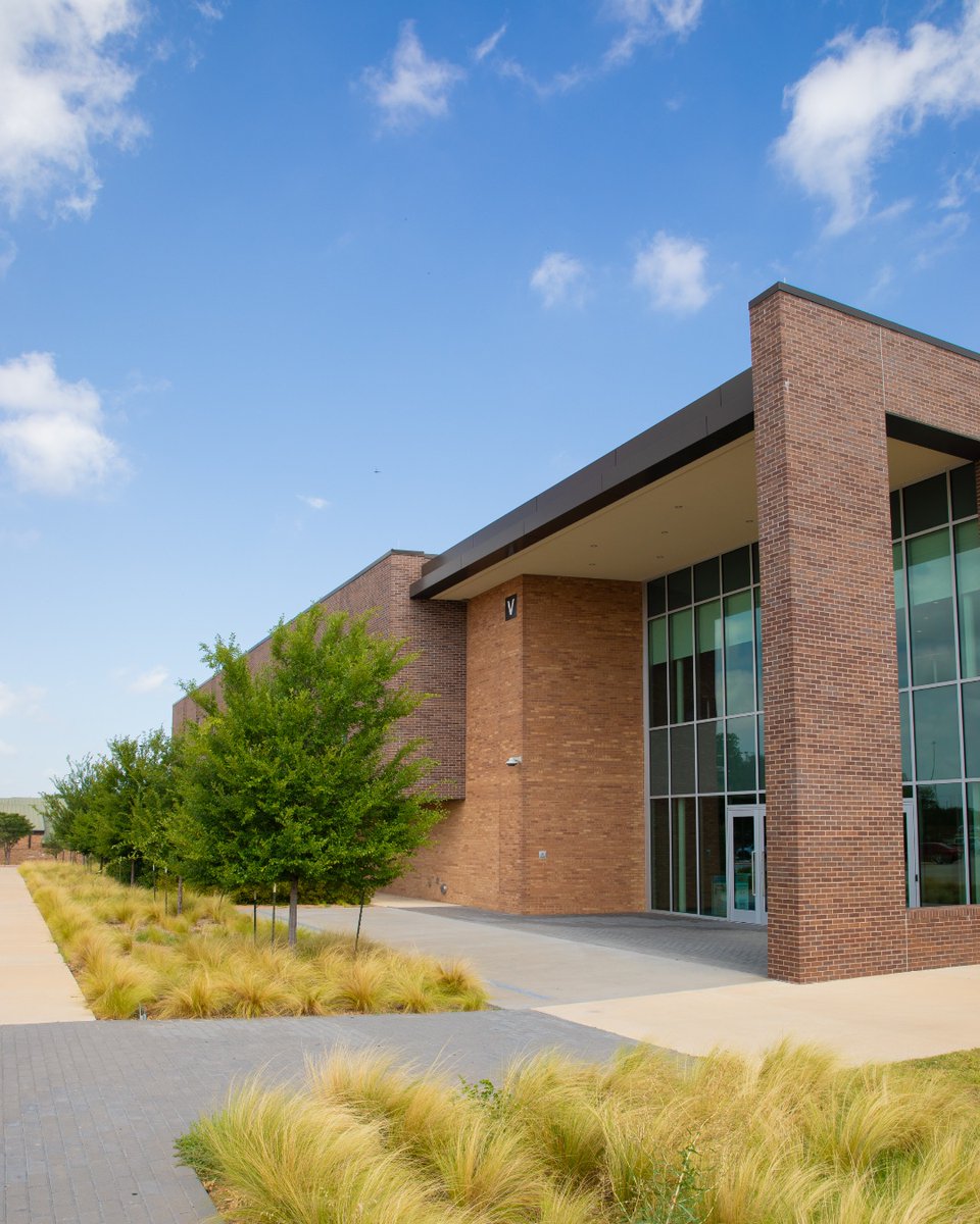 dallascollegetx's tweet photo. It might be too hot for a relaxing walk outside. Allow us to take you on a virtual stroll through our beautiful Brookhaven Campus today. 😎 ☀️ https://t.co/tmFRsKN5PH