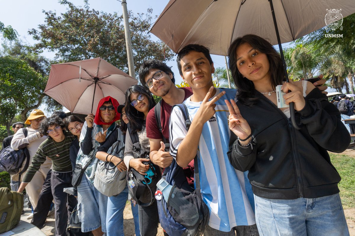 UNMSM_'s tweet photo. 🍽️🇵🇪 ¡El tradicional Menú Especial Sanmarquino reunió a miles de estudiantes en una jornada de integración y celebración por Fiestas Patrias!

Desde las 11:00 a. m. se distribuyeron **5 000 almuerzos especiales preparados para la comunidad sanmarquina, que constó de un cuarto de pollo, una porción de cerdo, un chorizo a la parrilla, papa sancochada, choclo, una botella de refresco de naranja, una fruta de temporada, un yogur, sobres de cremas y una sorpresa preparada especialmente para los asistentes. 🎉

🦁 Además,Alonso Chávez Jordán, estudiante de la Facultad de Ingeniería Geológica, Minera, Metalúrgica y Geográfica, fue reconocido como "Gusano Legendario 2026" tras permanecer 16 días en la fila para obtener el primer ticket del esperado menú.

💻 En representación de la rectora de la UNMSM,Dra. Jeri Ramón Ruffner , el director general de Administración, Elmo Eduardo Del Valle Sánchez , le entregó una laptop, una mochila con útiles y una doble ración del almuerzo especial.

❤️ Una tradición que fortalece la identidad sanmarquina y promueve la confraternidad entre los integrantes de la Decana de América.

Lee la nota completa aquí:
https://t.co/SAucX04a9j

Fotos: Silvana Matta