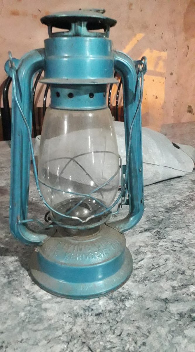 fabiancaceresc's tweet photo. En los 70, la electricidad en Paraguay era un lujo. En los 80, la ANDE expandió el servicio y el país cambió. Hoy, todo indica que volveremos a las limitaciones a partir del 2030.
​La solución depende de nosotros, pero el tiempo corre y no espera
La Lámpara mbopi no puede volver https://t.co/KYxklUcrMZ