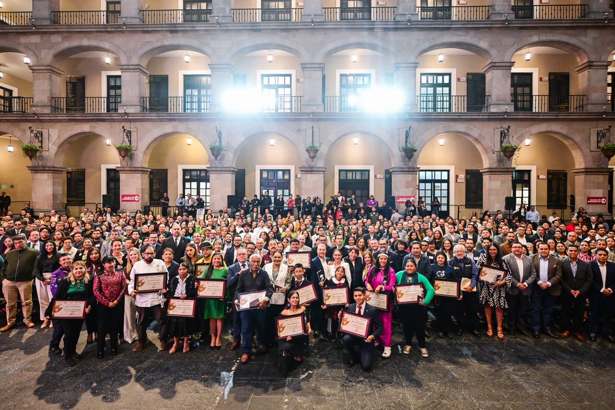 delfinagomeza's tweet photo. Con mucha alegría recibí, por segundo año consecutivo, a nuestras Defensoras y Defensores Ambientales del Estado de México en el Palacio de Gobierno, la Casa del Pueblo Mexiquense.

Mi reconocimiento a las y los galardonados, quienes con un profundo amor por nuestra Madre Tierra impulsan acciones que fortalecen la conciencia ambiental y nos inspiran a cuidar el patrimonio natural que compartimos.

Reitero mi compromiso de seguir trabajando juntos, sociedad y gobierno, para promover una cultura de respeto, responsabilidad y de acción en favor del medio ambiente y por el bienestar de las futuras generaciones.
#ElPoderDeServir
