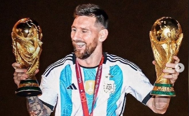 HanthlPro's tweet photo. أشياء غريبة تجمع المباراة النهائية في كأس العالم

المباراة بين خصم على مشارف الأربعين (ميسي)، والآخر لم يبلغ العشرين (لامين يامال)، في رياضة ظُن للعمر فيها الكلمة الأخيرة.

ميسي ارتدى رقم 19 مع الأرجنتين سابقًا وهو بعمر لامين يامال الذي يرتدي نفس الرقم اليوم، والاثنين كلاهما ارتدوا رقم 10 مع نادي برشلونة.

فوز الأرجنتين سيجعلها تعادل ألمانيا وإيطاليا بأربعة ألقاب.

فوز إسبانيا سيجعلها تعادل فرنسا وأوروغواي بـ لقبين.

النهائي يجمع بطلي القارتين: الأرجنتين حاملة لقب كوبا أمريكا، وإسبانيا حاملة لقب أمم أوروبا.

النهائي يجمع أقوى هجوم في البطولة (الأرجنتين) بأقوى دفاع في البطولة (إسبانيا).

ميسي إن فاز سيكون أول لاعب في بطولة كرة قدم، يكون الهداف، والفائز بجائزة أفضل لاعب وهو بعمر 39، وأول قائد يرفع كأس العالم مرتين متتالتين بالنسخة الحديثة.

تتويج ميسي سيصنع لقطة شديدة الندرة وهو يحمل الكأسين، صورة مرشحة لأن تصبح من أثمن الصور الرياضية تاريخيًا وإعلانيًا.

واعتقد هنالك الكثير من المفارقات والعجائب حول هذا النهائي.