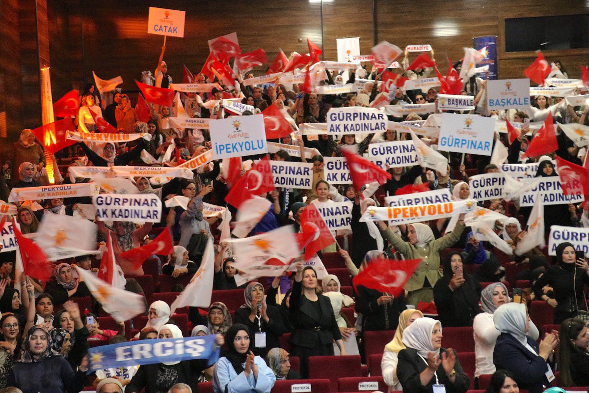 Deryailikan's tweet photo. Başkanım, @tugbaisikercan Van'ımıza hoş geldiniz.

Sizi ağırlamaktan büyük mutluluk duyduk. Katılımınızla gerçekleşen Türkiye Yüzyılında Terörsüz Türkiye Paneli çok verimli ve anlamlı geçti. Teşkilatımıza moral, kadınlarımıza ise güç ve motivasyon verdiniz.

İyi ki geldiniz 🇹🇷 https://t.co/HsBktiPdDi