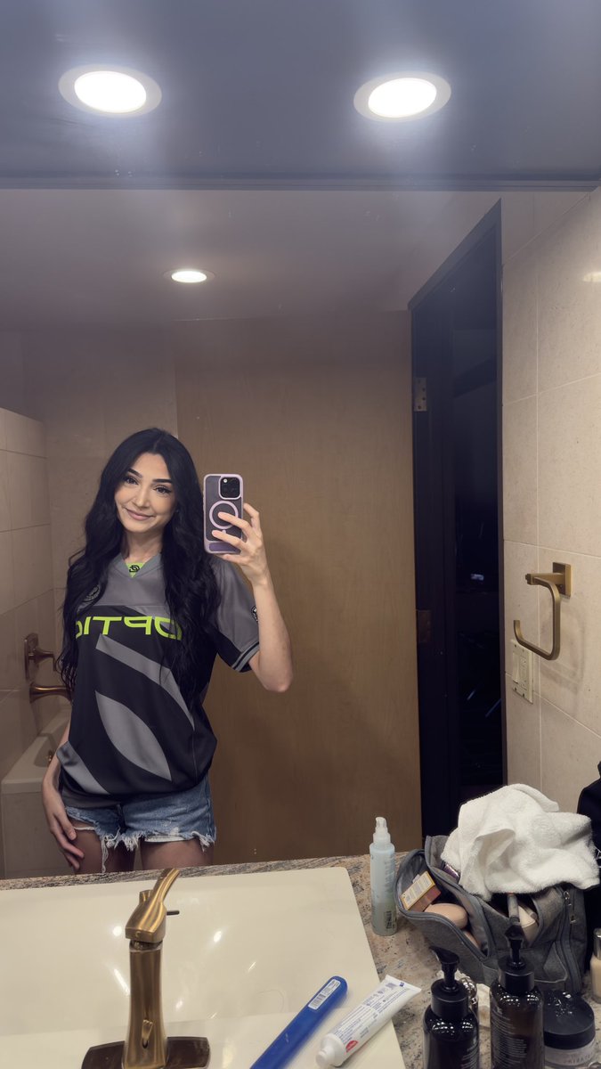 deviniquee's tweet photo. #CODChamps Day 2
Peep the BRUCEEEEE socks 💚 https://t.co/gfLi7ZR4Z0
