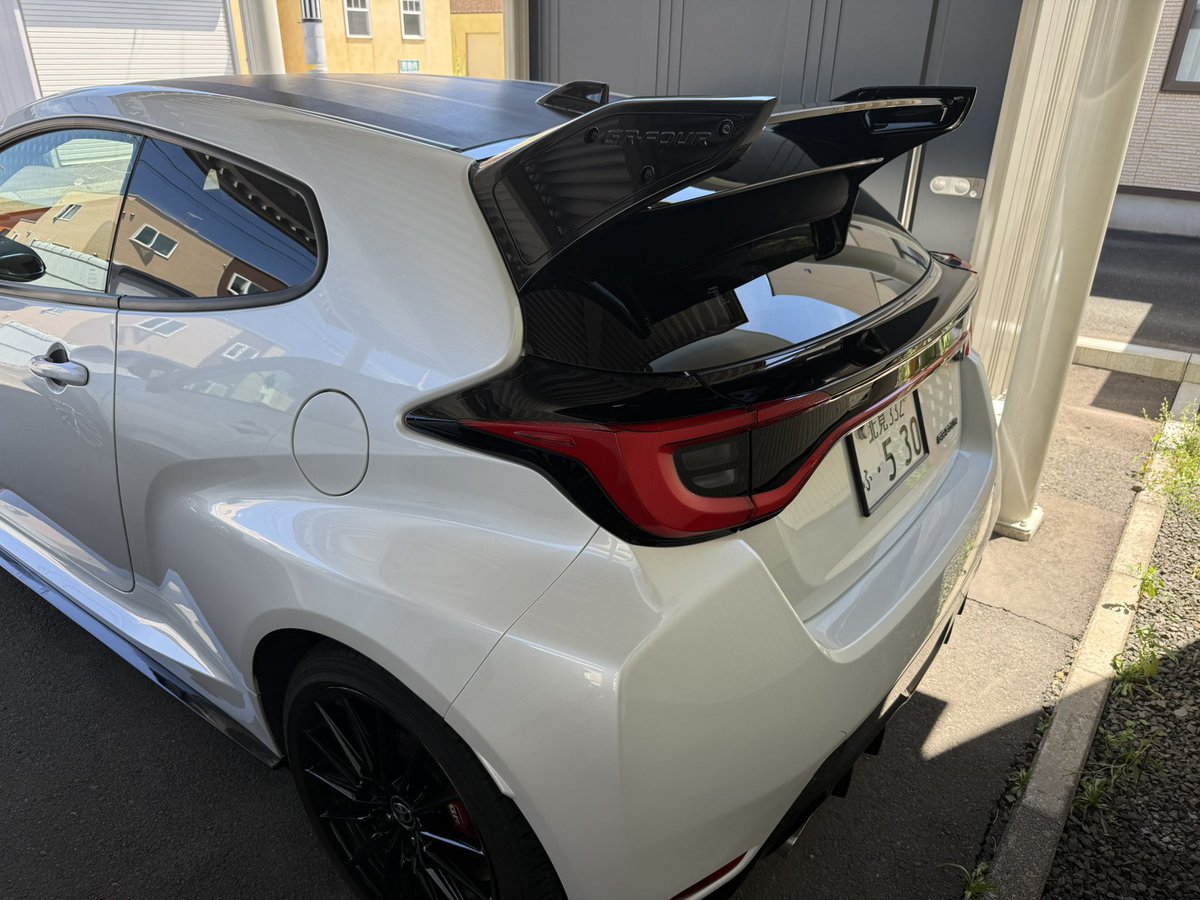 ueken530's tweet photo. GRヤリス リアテールランプをGen1からGen2に交換、あと、Aero performance packageのボンネットとリアウイングを取り付けました。

さすがにボンネットは未塗装だったので、地元の板金塗装屋にお願いしましたよ。 https://t.co/ZmxDuwzLfv