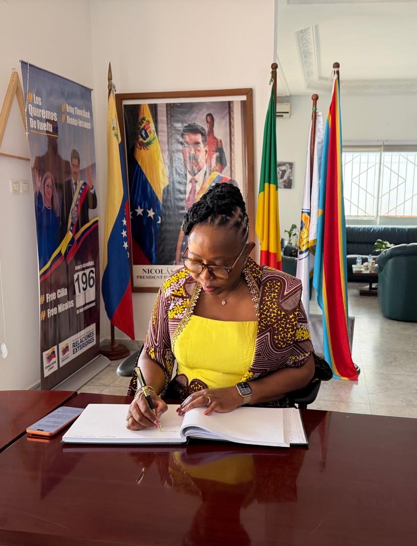 EmbCongo_ve's tweet photo. Hoy, la ministra de Comercio, Abastecimiento y Consumo del Congo, Sra. Jacqueline L. Mikolo, visitó la Embajada para transmitir su solidaridad con el Pueblo y Gobierno de Venezuela.
@Cancilleria_ve @plasenciafelixr @ypimentel2021
#BringThemBack
#FreeThemNow
#FreeMaduro
#FreeCilia https://t.co/9vyeNNltkd
