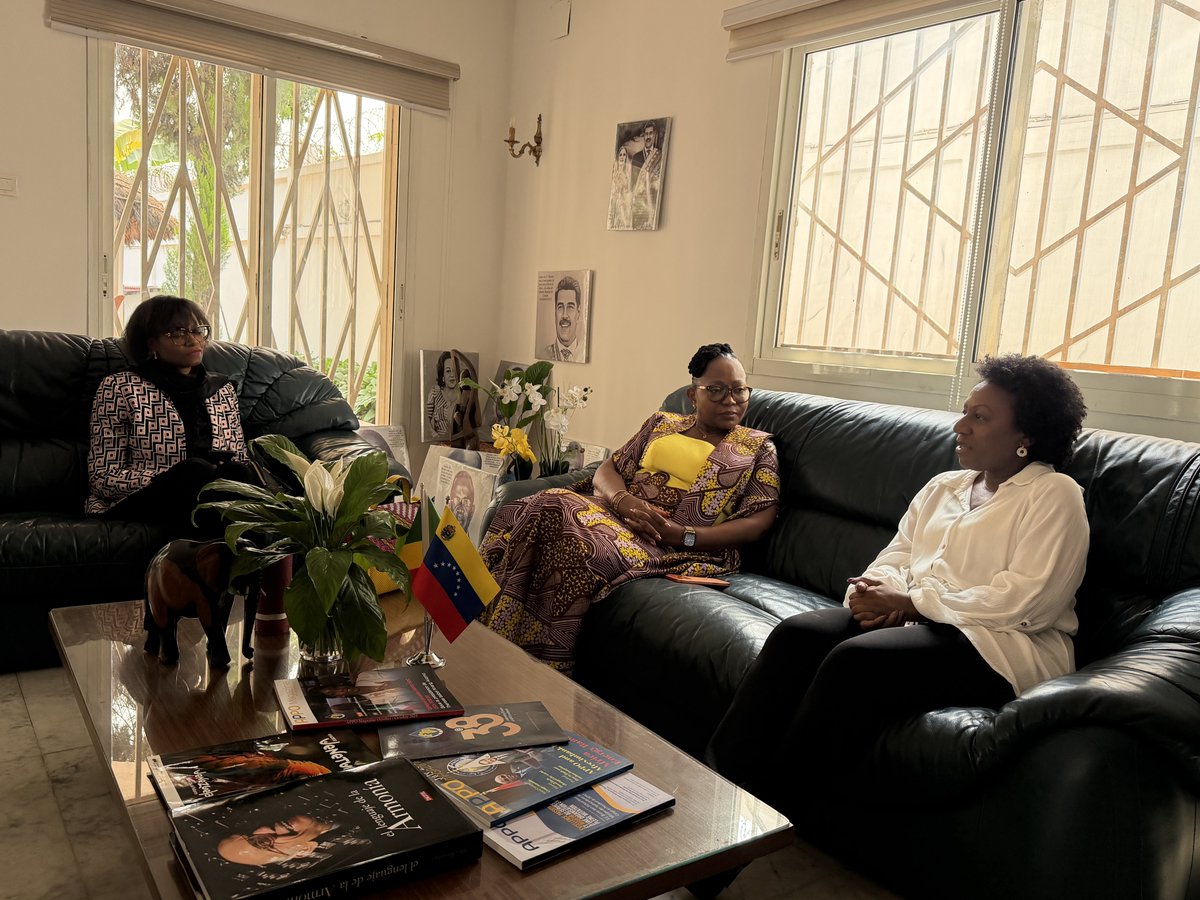 EmbCongo_ve's tweet photo. Hoy, la ministra de Comercio, Abastecimiento y Consumo del Congo, Sra. Jacqueline L. Mikolo, visitó la Embajada para transmitir su solidaridad con el Pueblo y Gobierno de Venezuela.
@Cancilleria_ve @plasenciafelixr @ypimentel2021
#BringThemBack
#FreeThemNow
#FreeMaduro
#FreeCilia https://t.co/9vyeNNltkd