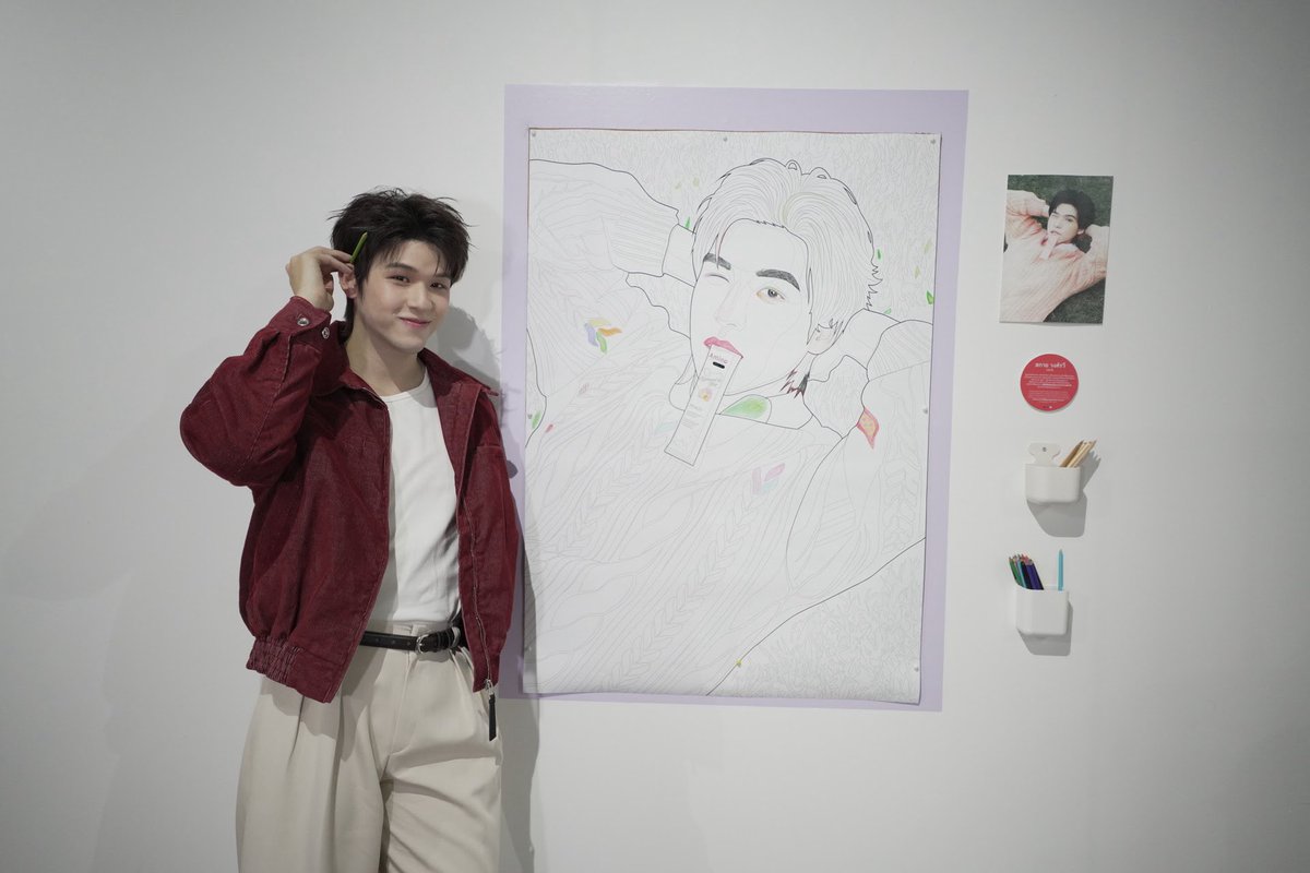 RainbowNewsent's tweet photo. “สกาย วงศ์รวี” โชว์ผลงานศิลปะสุดเจ๋งดีต่อใจ
“เรื่องเล็กจิ๋วที่ยิ่งใหญ่กับใจ” ผ่านพลังของ Small Wins
#skywongravee
#AjinomotoAmino #PowerOfTheSmall #EatWellLiveWell
กรุงเทพฯ – 16 กรกฎาคม 2569 – ในวันที่ผู้คนในเมืองให้ความสำคัญกับสุขภาพใจ และคุณค่าในตัวเอง เพิ่มขึ้นอย่างต่อเนื่อง อายิโนะโมะโต๊ะ อะมิโน ชวนทุกคนหยุดพักจากความวุ่นวาย เพื่อค้นพบความหมายของชัยชนะเล็ก ๆ ที่เกิดขึ้นในทุกวัน ผ่าน “Power of The Small (เรื่องเล็กจิ๋วที่ยิ่งใหญ่กับใจ)” นิทรรศการศิลปะแบบอินเทอร์แอ็กทีฟเสมือนจริง ที่จะพาผู้เข้าชมกลับมาเชื่อมโยงกับตัวเอง และมองเห็นคุณค่าของสิ่งเล็ก ๆ ที่ช่วยเติมเต็มความเป็นอยู่ที่ดีในทุกวัน โดยสร้างสรรค์ร่วมกับ Eyedropper Fill สตูดิโอ ณ ริเวอร์ ซิตี้ แบงค็อก ตั้งแต่วันที่ 15 กรกฎาคม ถึง 15 สิงหาคม 2569 เพื่อเปิดพื้นที่ให้ทุกคนได้หยุดพัก ทบทวนตัวเอง และร่วมเฉลิมฉลองทุกก้าวเล็ก ๆ ที่หล่อหลอมสุขภาวะที่ดีในทุกวัน
นิทรรศการ Power of The Small เป็นมากกว่างานแสดงศิลปะ เพราะสะท้อนถึงความเชื่อของอายิโนะโมะโต๊ะ อะมิโน ที่ว่าการเปลี่ยนแปลงที่มีความหมายมักเริ่มต้นจากการลงมือทำสิ่งเล็ก ๆ เสมอ ด้วยแรงบันดาลใจจาก “AminoScience” ความเชี่ยวชาญของอายิโนะโมะโต๊ะในด้านกรดอะมิโน ซึ่งเป็นส่วนประกอบเล็ก ๆ ที่ช่วยค้ำจุนสุขภาพของมนุษย์ นิทรรศการนี้ได้ขยายแนวคิดดังกล่าวไปสู่การดำเนินชีวิตในแต่ละวัน เพื่อกระตุ้นให้ผู้คนเห็นคุณค่าของการลงมือทำอย่างสม่ำเสมอ ซึ่งจะสามารถสร้างการเปลี่ยนแปลงที่มีความหมายต่อทั้งร่างกายและจิตใจได้ในระยะยาว นิทรรศการนี้จะนำทางผู้เข้าชมผ่าน 3 โซนประสบการณ์แห่งการค้นพบตัวเองที่ออกแบบมาเพื่อสร้างแรงบันดาลใจและมุมมองใหม่ ๆ ต่อสุขภาวะที่ดี:
• โซนที่ 1: Big Noises – พื้นที่จัดแสดงแบบอิมเมอร์ซีฟที่ผสานภาพและเสียง ถ่ายทอดแรงกดดัน ความคาดหวัง และความวุ่นวายในชีวิตยุคปัจจุบัน พร้อมชวนผู้เข้าชมหยุดฟังเสียงจากภายใน และกลับมาเชื่อมโยงกับตัวตนของตัวเองอีกครั้ง
• โซนที่ 2: Small Choices – พื้นที่จัดแสดงผลงานศิลปะที่ตีความ 50 เรื่องราวของ Small Wins หรือความสำเร็จเล็ก ๆ ในชีวิตประจำวัน ควบคู่กับ Interactive Installation ที่ชวนให้เห็นคุณค่าของการเลือกทำสิ่งดี ๆ ในแต่ละวัน และความเชื่อมโยงระหว่างสุขภาพกายและสุขภาพใจ
• โซนที่ 3: True Voices – พื้นที่ที่เปิดโอกาสให้ผู้เข้าชมร่วมแบ่งปัน Small Wins ของตัวเอง พร้อมเรียนรู้แนวทางการดูแลสุขภาพที่สามารถเริ่มต้นได้ง่ายในชีวิตประจำวัน และทดลองผลิตภัณฑ์จากกลุ่ม อายิโนะโมะโต๊ะ อะมิโน ผ่านชุดผลิตภัณฑ์ทดลองที่ออกแบบให้เหมาะกับไลฟ์สไตล์ที่แตกต่างกัน
ในงานเปิดตัวอย่างเป็นทางการนี้ ได้รับเกียรติจากนักแสดงหนุ่มและ Friend of AminoHouse อย่าง สกาย วงศ์รวี นทีธร มาร่วมแบ่งปันมุมมองส่วนตัวเกี่ยวกับความคาดหวังของสังคม และชัยชนะเล็ก ๆ ที่ช่วยให้เขายังคงมีหลักยึดในชีวิต โดยสกายได้กล่าวถึงแนวคิดของนิทรรศการนี้ว่า “สำหรับผม การได้เป็นแบบอย่างให้ใครสักคน ไม่ว่าจะผ่านงานแสดงหรือในฐานะคนคนหนึ่ง และได้รู้ว่าสิ่งที่เราทำช่วยให้ใครบางคนเข้าใจโลกหรือมองเห็นบางเรื่องในชีวิตได้ชัดเจนขึ้น เป็นความรู้สึกที่มีความหมายกับผมมากกว่าความสำเร็จหรือชื่อเสียงอีกครับ มันทำให้ผมรู้ว่าความสุขที่แท้จริงมักเกิดจากเรื่องเล็ก ๆ ที่เราได้พบเจอในทุกวัน และมันก็คือ Small Wins ที่คอยเติมพลังให้เราเดินหน้าต่อไป บางครั้งเรื่องเล็ก ๆ ที่เรามองข้ามไป อาจเป็นความสำเร็จที่มีคุณค่าและควรได้ฉลองให้กับตัวเองเหมือนกันครับ”
อายิโนะโมะโต๊ะ อะมิโน ขอเชิญชวนประชาชนทั่วไป ผู้รักสุขภาพ และผู้รักงานศิลปะ มาร่วมค้นพบมุมมองใหม่ของสุขภาวะที่ดีผ่านนิทรรศการ ‘Power of The Small’ โดยผู้เข้าชมสามารถเพลิดเพลินไปกับประสบการณ์ รับของขวัญสุดพิเศษเพื่อสุขภาวะที่ดี และร่วมฉลองให้กับทุกก้าวเล็ก ๆ สู่ชีวิตที่มีสุขภาพดีและมีความสุขยิ่งขึ้น
ชื่องาน: Power of The Small (เรื่องเล็กจิ๋วที่ยิ่งใหญ่กับใจ)
วันจัดงาน: 15 กรกฎาคม – 15 สิงหาคม 2569 เวลา เวลา 11.00-20.00 น.
สถานที่: ชั้น 2, ริเวอร์ ซิตี้ แบงค็อก
ค่าเข้าชม: ฟรี ไม่มีค่าใช้จ่าย
สำหรับข้อมูลเพิ่มเติมและการอัปเดตกิจกรรม สามารถติดตามได้ทาง Facebook page: Ajinomoto Amino