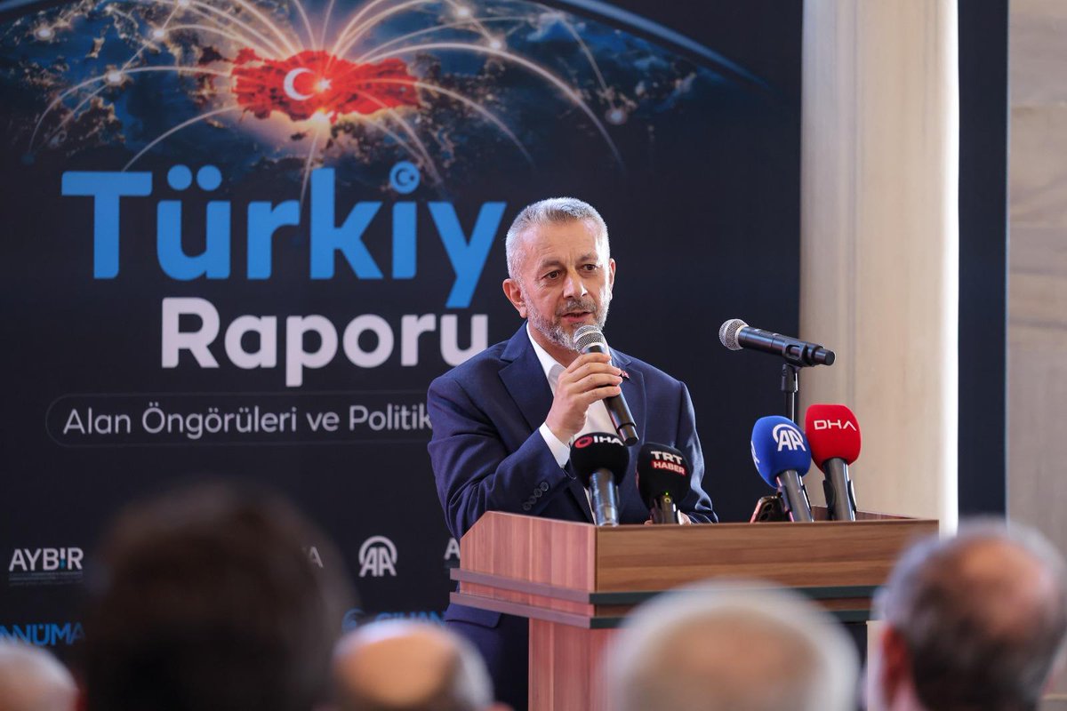 Cihannumader's tweet photo. “Türkiye Raporu: Alan Öngörüleri ve Politika Önerileri” programımızı gerçekleştirdik.

Türkiye’nin geleceğine yön verecek stratejik alan öngörüleri ve politika önerilerinin ele alındığı program kapsamında düzenlenen panel ve oturumlarda, farklı disiplinlerden akademisyenler, uzmanlar ve paydaşlarımızla ortak aklın katkısıyla verimli değerlendirmelerde bulunduk.

Programımıza teşrif ederek kıymetli değerlendirmelerini paylaşan Cumhurbaşkanı Yardımcımız Sayın Cevdet Yılmaz’a, programın gerçekleştirilmesindeki katkılarından dolayı kıymetli paydaşımız AYBİR’e, panel ve oturumlarımıza değerli katkılar sunan akademisyenlerimize, konuşmacılarımıza, katılımcılarımıza ve programımızın geniş kitlelere ulaşmasına katkı sağlayan Anadolu Ajansı’na teşekkür ederiz.

Türkiye’nin geleceğine katkı sunacak çalışmaları ortak akıl ve istişare anlayışıyla sürdürmeye kararlılıkla devam edeceğiz.