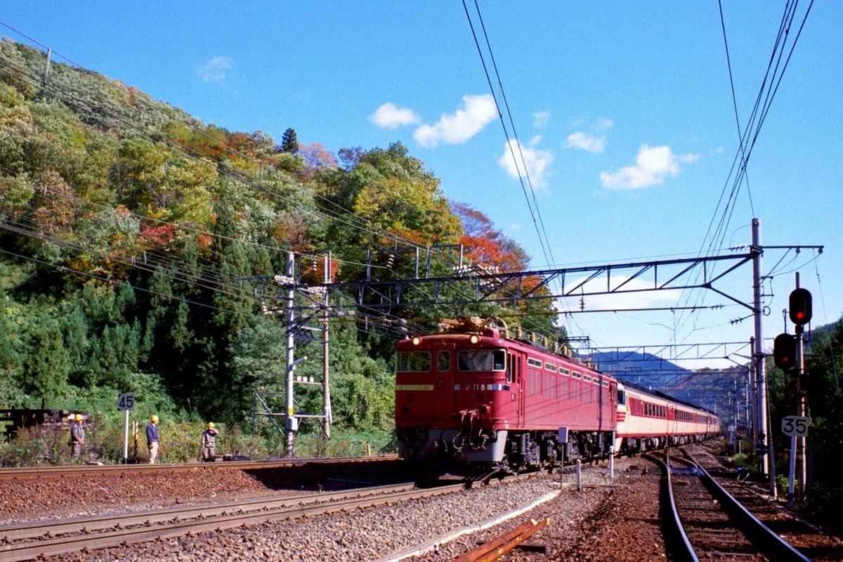 sagam1go's tweet photo. 7月18日は［EF71 8］号機の日
板谷～赤岩／1975.10.10
まだ黙認されていた時代でした。
#EF71 https://t.co/VSEf8Vm7xl