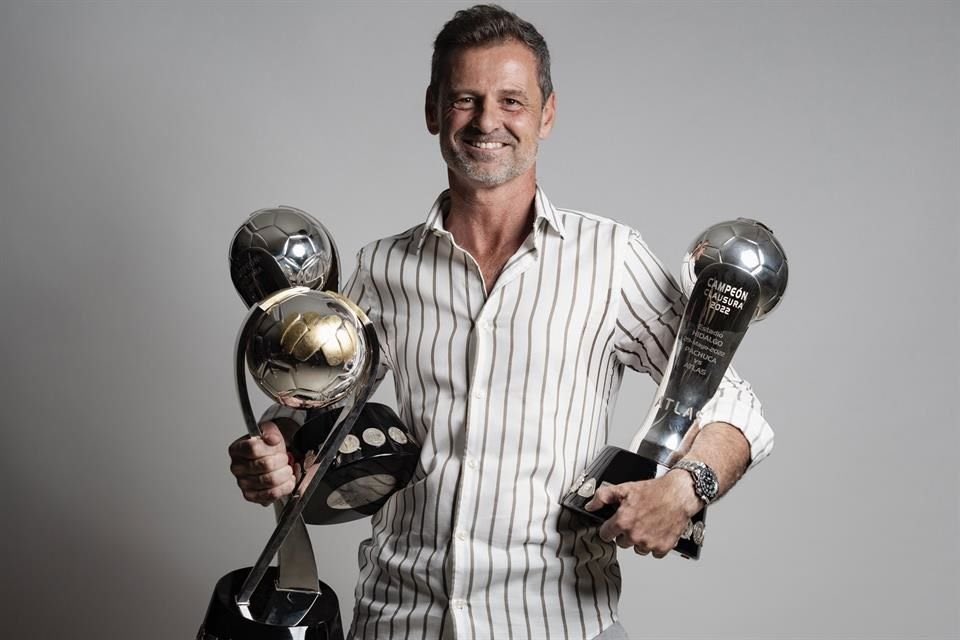La25deCufre's tweet photo. Apoyar un proyecto, a un dueño y técnico nuevo (que escapa de tu salida)

No nos hace olvidar de ti Diego querido, de tu legado y de tu regreso 

Volveremos a cruzarnos, porque eres nuestra persona el el mundo y somos tu lugar en el mundo @Diegococca1 

JUGUEMOS CON EL CORAZÓN ♥️ https://t.co/4XFexsNHO6