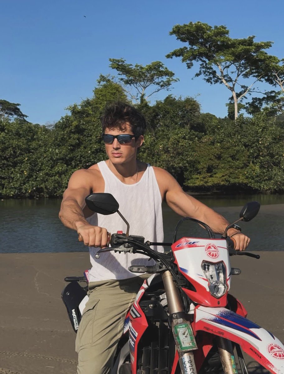 queenleegeh's tweet photo. Tropic thunder 

#pietroboselli #viral #trending https://t.co/2uPsBm3rVK