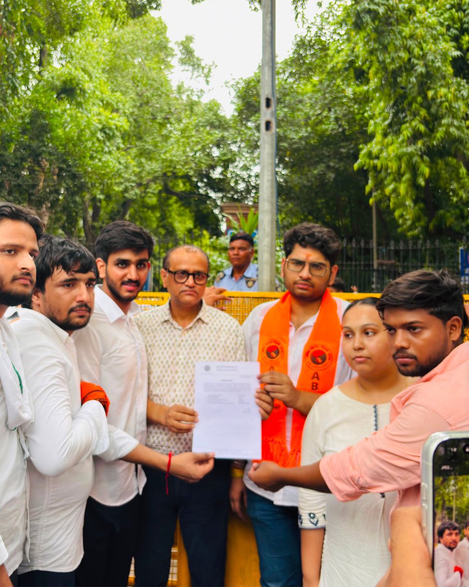 ABVPDelhi's tweet photo. वर्षीय पीजी कार्यक्रम में सीट वृद्धि की मांग को लेकर आज अखिल भारतीय विद्यार्थी परिषद, दिल्ली विश्वविद्यालय द्वारा विश्वविद्यालय प्रशासन के विरुद्ध जोरदार प्रदर्शन किया गया। https://t.co/60EJTLX46b