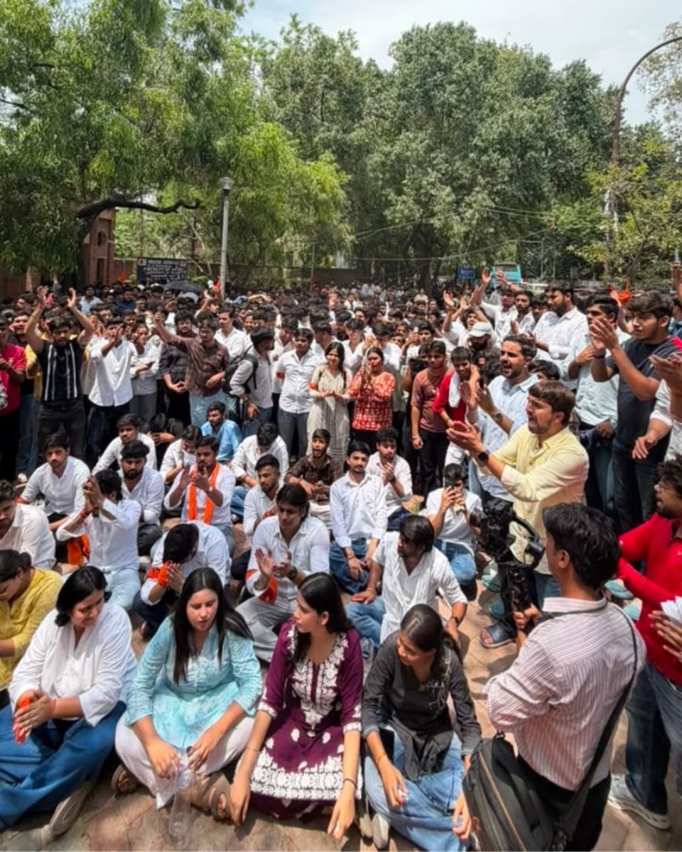 ABVPDelhi's tweet photo. वर्षीय पीजी कार्यक्रम में सीट वृद्धि की मांग को लेकर आज अखिल भारतीय विद्यार्थी परिषद, दिल्ली विश्वविद्यालय द्वारा विश्वविद्यालय प्रशासन के विरुद्ध जोरदार प्रदर्शन किया गया। https://t.co/60EJTLX46b