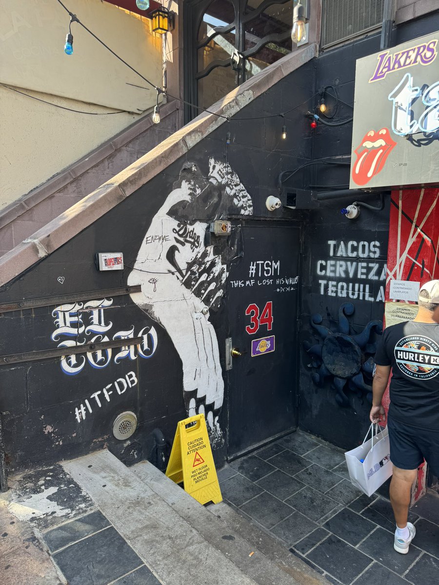 MarlonM1285's tweet photo. Found a Dodger bar in New York https://t.co/ZoeaoUajyf