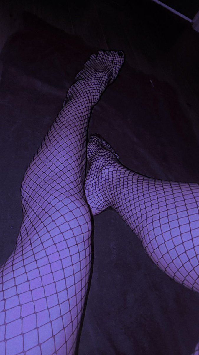 philmahar666's tweet photo. Should I ride my toy? 
#femboy #emo #goth #gayaf #twink #feet #slut #sissy https://t.co/n6iYqwyj6K