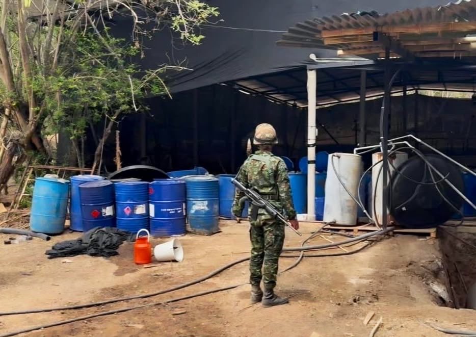 Ejercito_Div3's tweet photo. #ContundenciaOperacional | En la vereda Mosqueral, municipio de La Unión, #Nariño, soldados de la #Brigada23 destruyeron un laboratorio para el procesamiento de clorhidrato de cocaína que pertenecería al grupo armado organizado ELN Frente Manuel Vásquez Castaño.

En el lugar fueron hallados dos marcianos, 6990 galones de insumos líquidos, 2525 kilogramos de insumos sólidos y diversos elementos utilizados para la producción del alcaloide. Esta infraestructura tendría la capacidad de producir más de cinco toneladas de clorhidrato de cocaína al mes.

Con este resultado operacional se estima una afectación superior a los 730 millones de pesos a las economías ilícitas de esta estructura criminal, debilitando sus capacidades logísticas y financieras. 

#NuestroCompromisoEs🇨🇴
