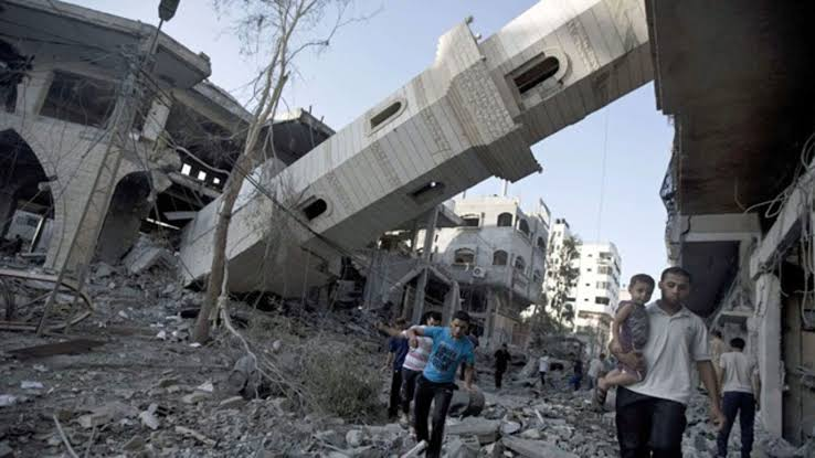 FelipeLiss4's tweet photo. @jpgodinho @hoje_no Como assim sem danos colaterais, justo eles que cometeram inúmeros crimes de guerra. A ambulância que estava indo resgatar Hind Rajab um criança de 6 anos que foi fuzilada por um tanque israelense. https://t.co/FtgOHtyPP0
