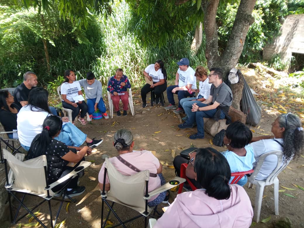 JEPvzla's tweet photo. 3/4 La intervención es directa y cercana: un acompañamiento donde les corresponde estar. Juntos, revisamos la situación, despejamos dudas y buscamos estrategias para que la angustia no gane terreno. La dignidad se defiende también manteniendo el equilibrio y la salud mental en crisis.