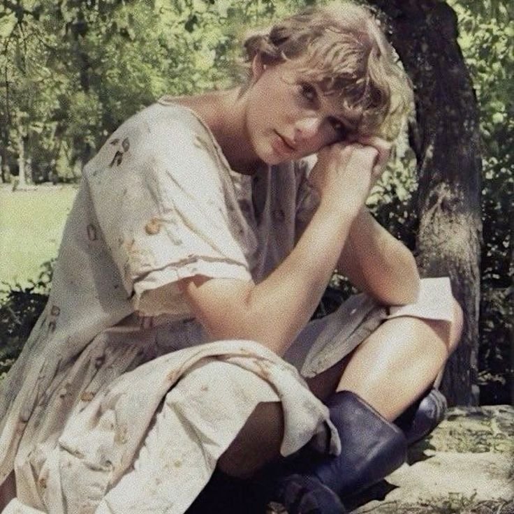 SwiftiesHQs's tweet photo. 🚨 "august" is once again the most-streamed song from 'folklore' on Spotify daily with 733K streams! https://t.co/HxtcVs5Dvw