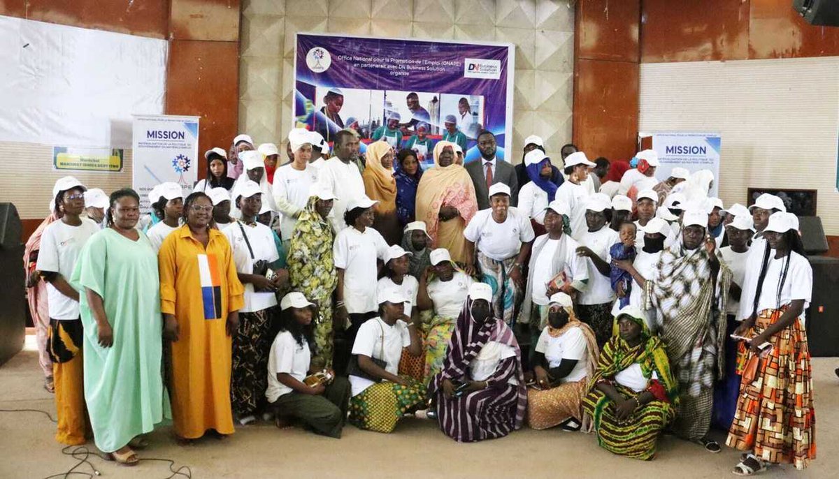 OmarHindaa's tweet photo. Magnifique mobilisation dans le Hadjer-Lamis😍Malgré la saison des travaux champêtres, les habitants ont tout arrêté pour accueillir la #CASAC et parler de paix et de vivre-ensemble En tant que jeune femme voir cette ferveur pour l'unité de notre cher #Tchad me remplit de joie https://t.co/Oj2G4a93gL