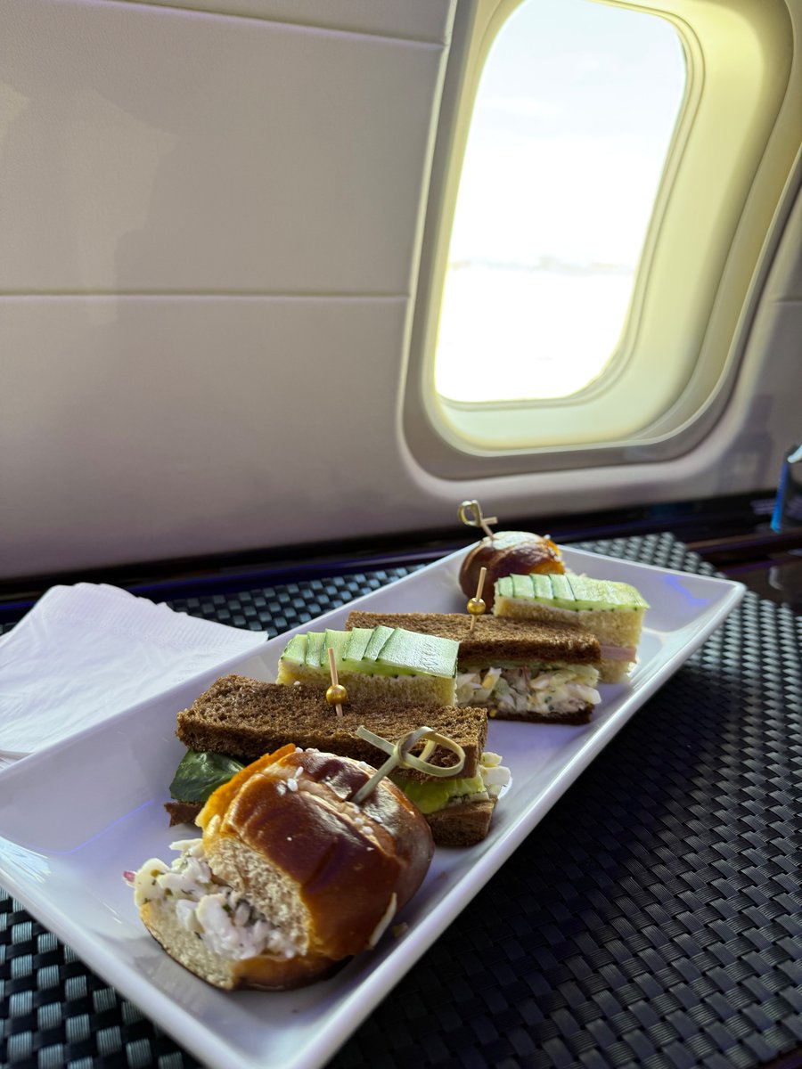 Prive_Culinary's tweet photo. Good taste does not stay on the ground.

Fresh Wellness Pours and chef crafted light bites, somewhere above the clouds. 

The PRIVÉ standard travels well.

https://t.co/A9AvSyh5Vd https://t.co/hvUPogLnTD