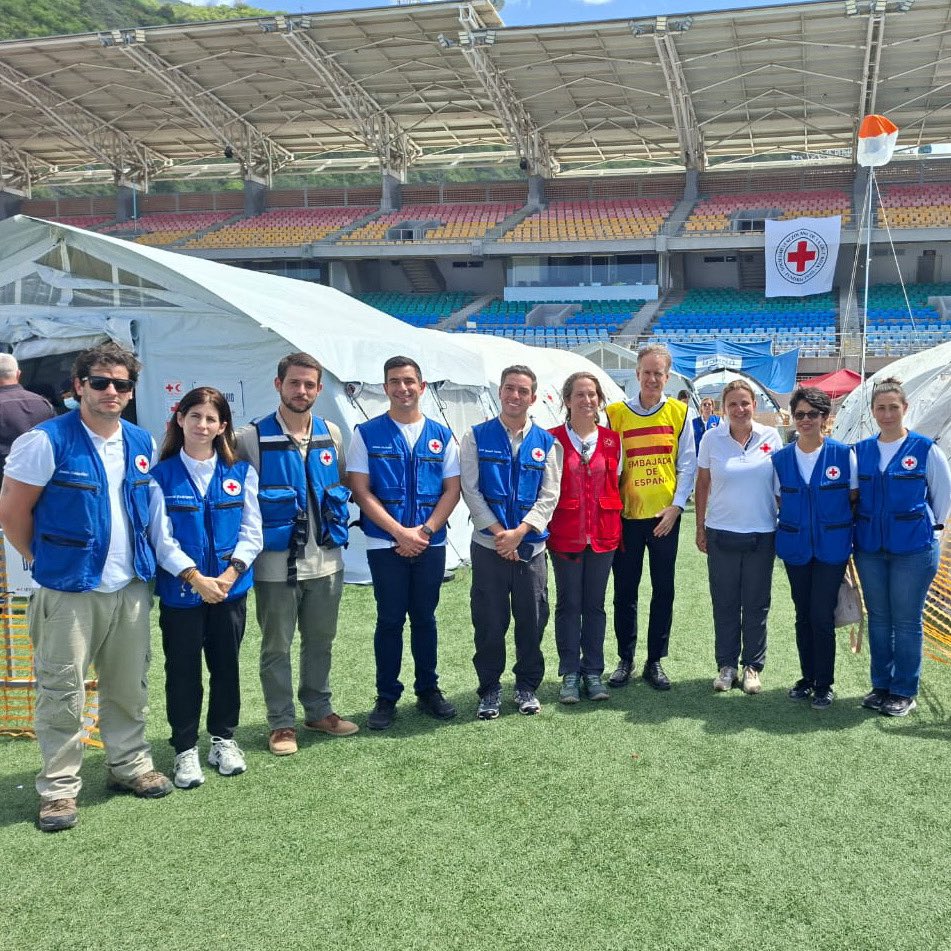 EmbEspVenezuela's tweet photo. El embajador Álvaro Albacete visitó este #17Jul, junto con el presidente de @CruzRojaVe, Luis Farías, el hospital de campaña que, con ayuda de @CruzRojaEsp, se instaló en el estadio de béisbol de La Guaira, para atender a personas afectadas por los dos seísmos del #24Jun. https://t.co/a6HrrCBExd