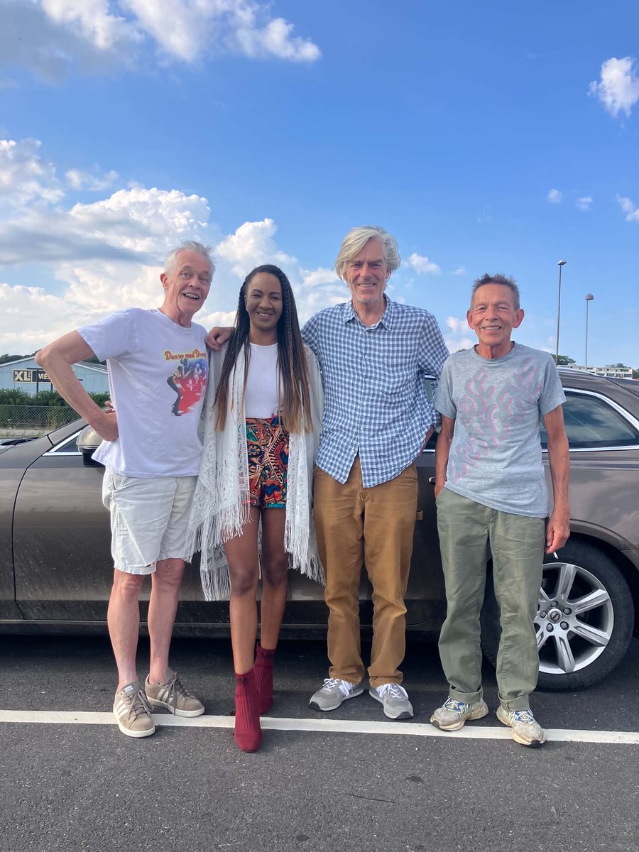 DmD_dk's tweet photo. Og hvem møder vi så lige på færgelejet i Kalundborg …?
Goe gamle Peter AG, som også skal spille på Samsø Festival med Gnags. Vi fik en lille hyggesludder om musikbranchen, og han røbede at Gnags snart udgiver nyt album … spændende ‼️🤗🎶🙏
@KlausKblog @IdaAmbroseDk #Gnags https://t.co/XDHYOct8aB