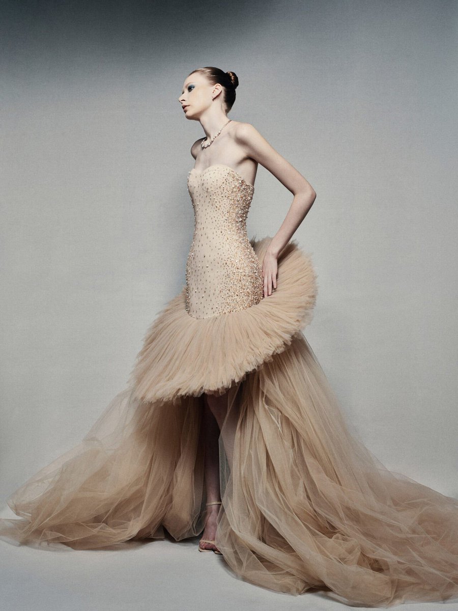 LaModeUnknown's tweet photo. Monumental almost COLUMN-like gowns of ✨️Phan Huy✨️ Fall/Winter 2026 Couture — ALL the looks in a thread.🪡🧵

PS: ceremonial clothing from an imaginative future. https://t.co/yifANR6yQk
