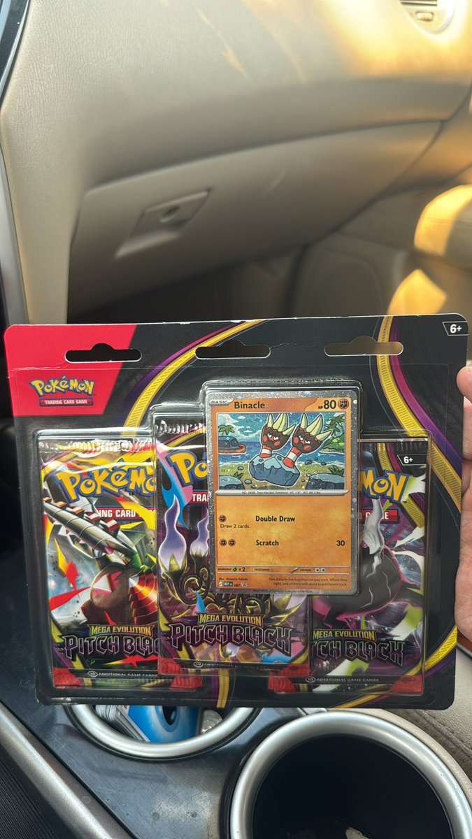 Ricardojuni14's tweet photo. @PokeRestockHQ En Best Buy conseguí 1 de estos y solo 2 sobres fueron suficientes para que se fuera todo al carajo 🍀🤯 https://t.co/klwkUNmEtK