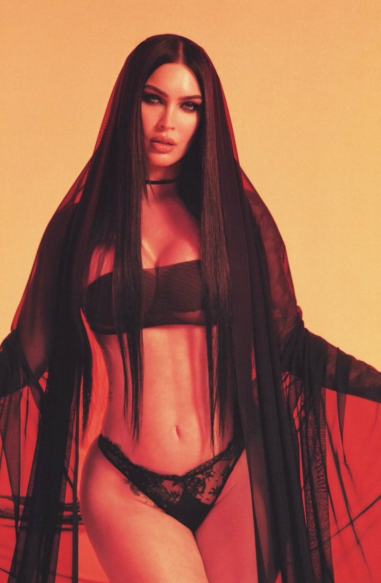 celebritiespops's tweet photo. wow MEGAN FOX

face card                           body card https://t.co/vsj7SXOwmM