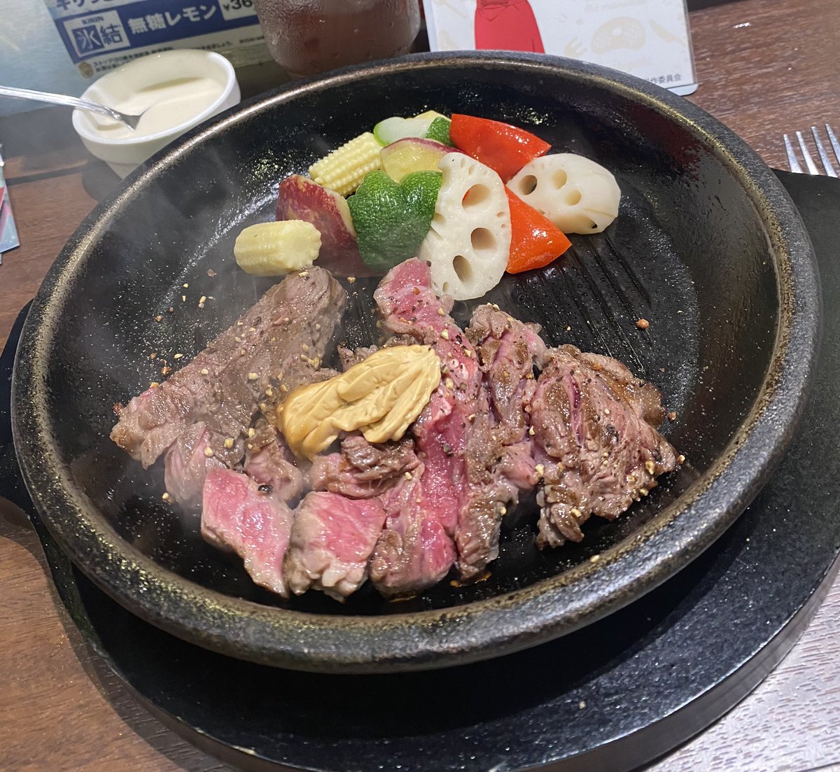 meg826bless's tweet photo. お姉様たちとのお食事会の前に、とり急ぎいなりざきステーキ行ってきたんだけど、大阪福島店は2年生のパネルやった！全員顔がいい！！銀ちゃん可愛い🥰大阪福島店は銀ちゃんとアランくんのアクスタ売り切れてた！私が行った17時頃の時点で倫太郎もあと11個って言ってた。。明日以降補充あるんかな。。 https://t.co/lkApNndkJT