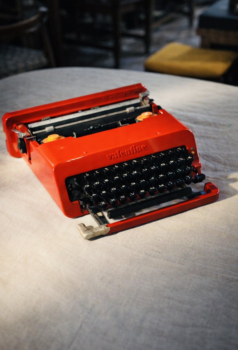 オリベッティ（Olivetti）社のタイプライターをポストモダン風に修理