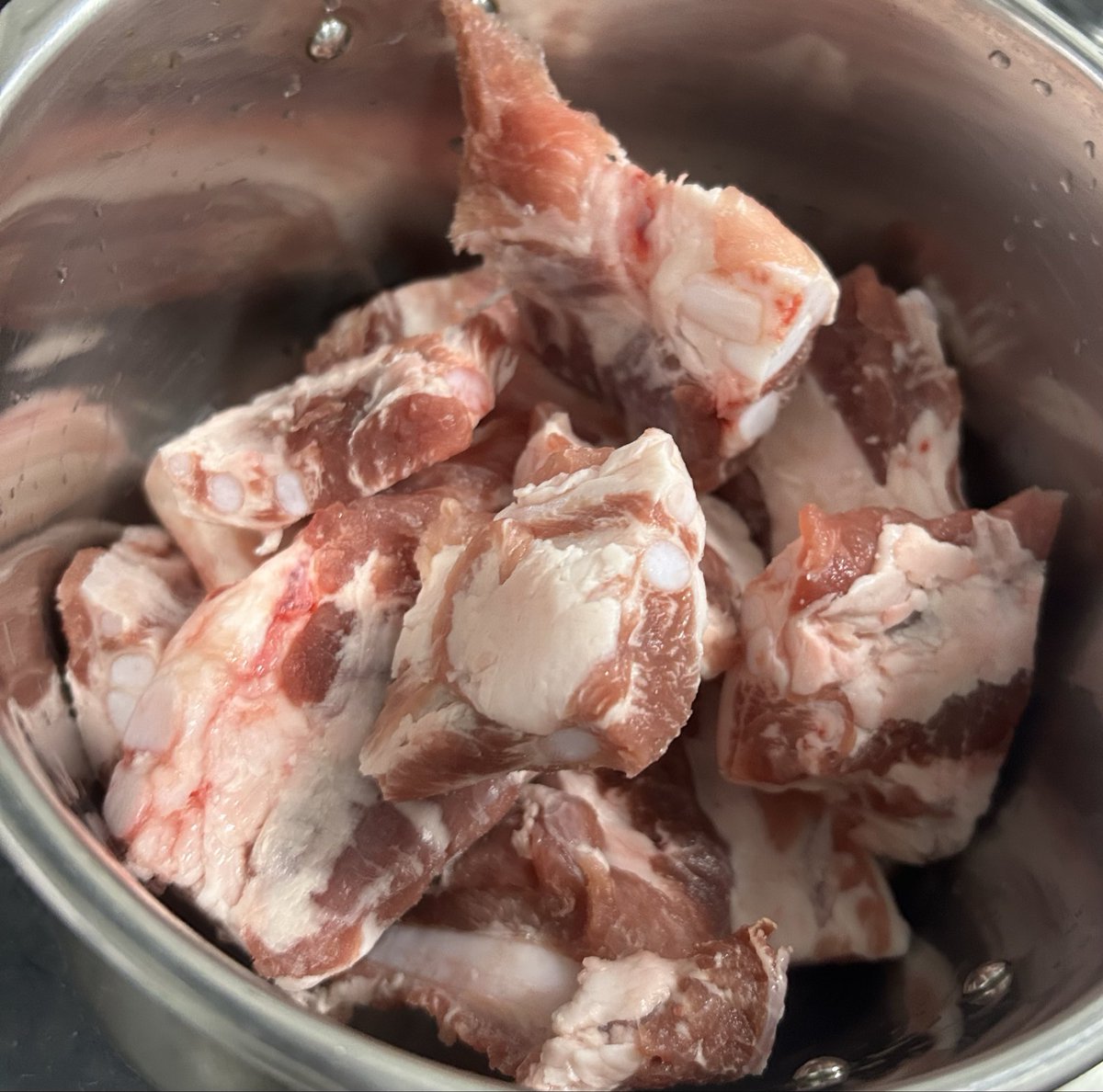 mondendayo's tweet photo. どうも。休日の朝6時から豚軟骨を煮込む男です。
 #男飯 https://t.co/jedmZFv0xd