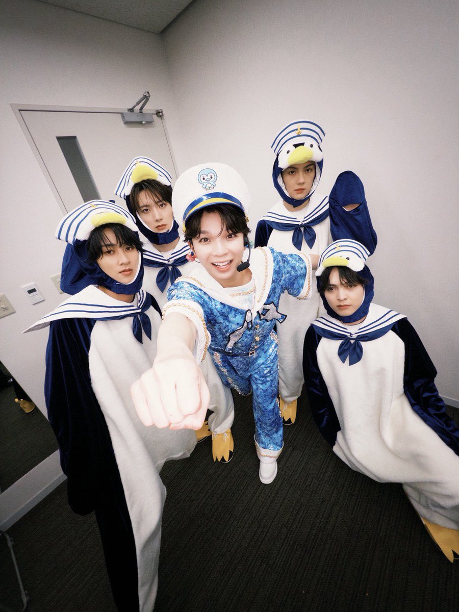 uu_jpd's tweet photo. 成人男性5人に用意された衣装としては宇宙一かわいいまである https://t.co/TnKn0dqXXb