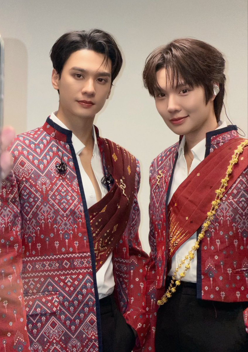 flowerknows614's tweet photo. ชุดโคตรสวย น้ำปิงเป็นกึ่งสไบ พี่เก่งเป็นชุดคลุมยาว เหมือนผู้ว่ากับภริยานักการฑูต เลือกชุดไปดี๊ดี😭

KNP IN NEW YORK
#KengNampinginUSA
#KengNamping https://t.co/UcyrYAgGnz
